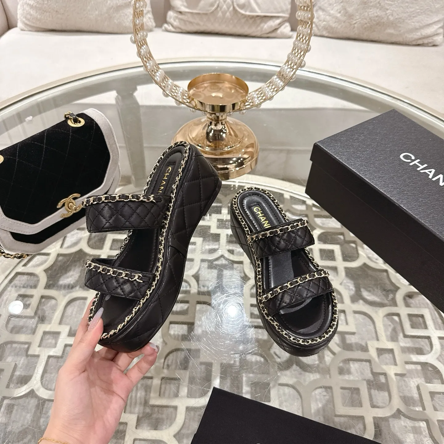 💕💕Factory direct selling price p600💕💕 𝐂𝐇𝐀𝐍𝐄𝐋 | Xiaoxiang 25𝐬𝐬 🦋2025 Spring and Summer New Products Counter Classic Xiaoxiang Double C Diamond Chain Slippers Series New〰 🍬 A must-have in the BS fashion circle The matching will interpret the meticulous, minimalist and classic elements that will never fade away. 💋 Showing a unique dressing style that is too beautiful to say. A must-have for summer... Upper: original high-customized lambskin. Lining: imported mixed sheepskin lining. Outsole: original molded non-slip outsole. Shoe size: 35-39 (34.40.41.42 customization is not returnable).